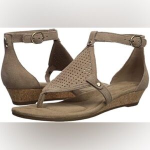 Koolaburra by Ugg Briona wedge sandal in taupe perforated suede Sz-7.5. J